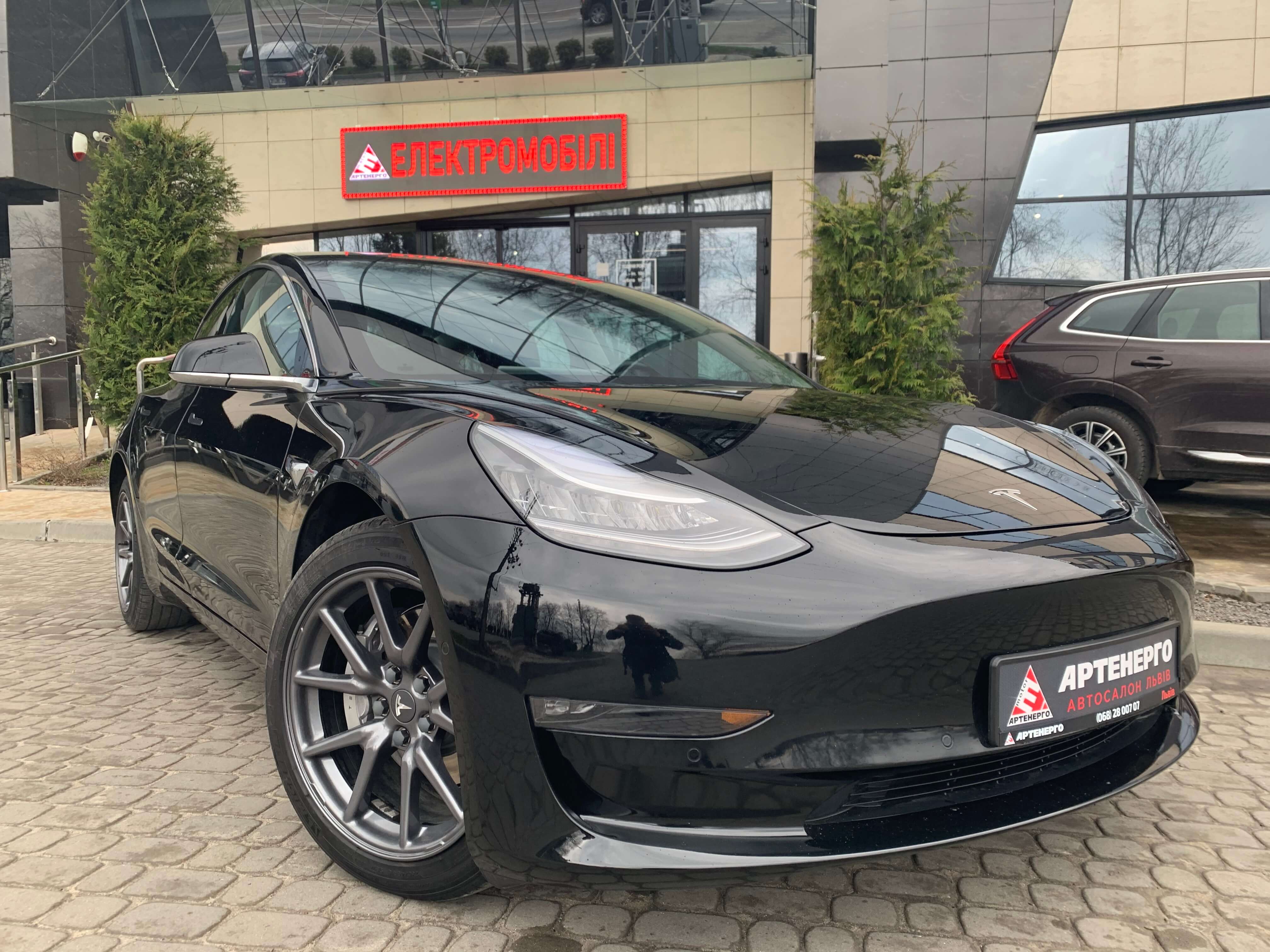 TESLA-Model-3-long-range-black-artenergomotor