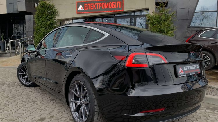 TESLA-Model-3-long-range-black-artenergomotor-3