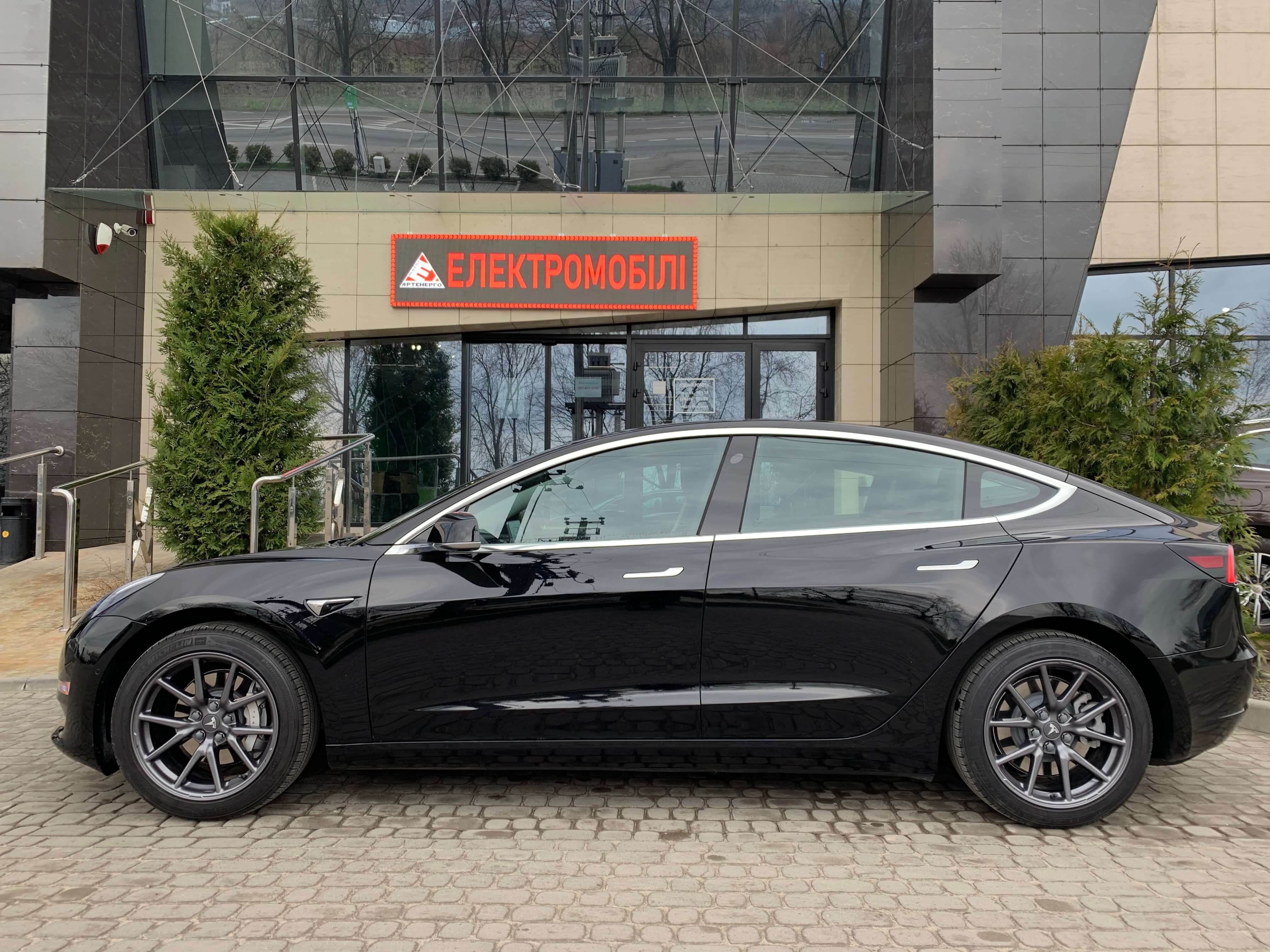 TESLA-Model-3-long-range-black-artenergomotor-6