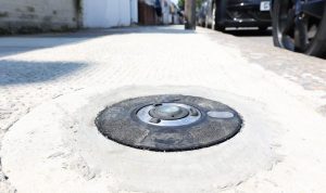 «приховані розетки» в тротуарах для зарядки електромобілів