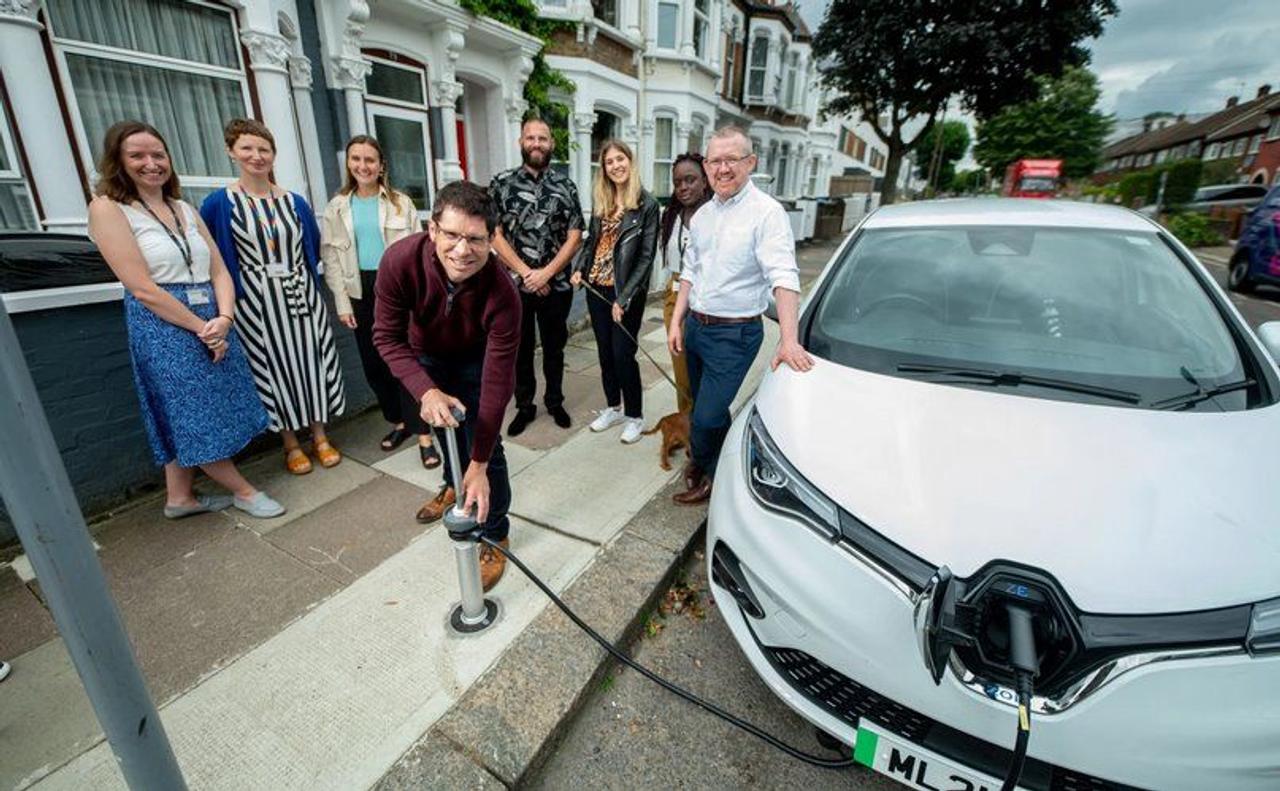 «приховані розетки» в тротуарах для зарядки електромобілів