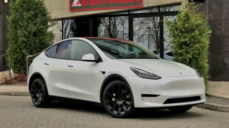 electrocar-Tesla-model-Y-artenergomotor